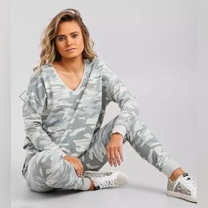 Z SUPPLY NWOT WOMEN’S OVERSIZED RELAXED FIT SWEATSHIRT IN FADED CAMO SIZE XS